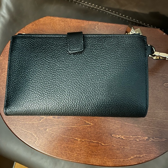 Micheal Kors wristlet. - Picture 3 of 4
